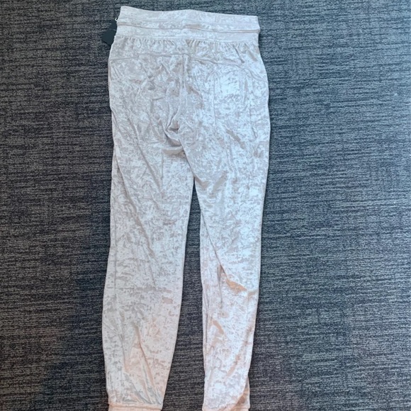 Lululemon ready to crush joggers - Picture 2 of 3